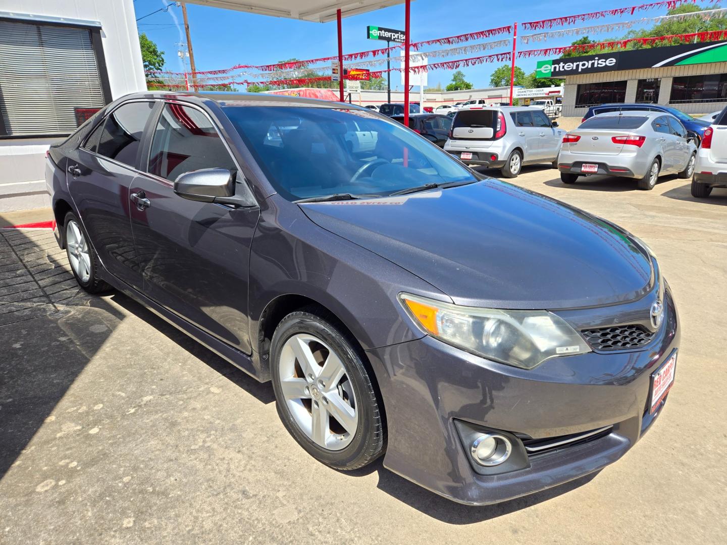 2014 GRAY Toyota Camry SE (4T1BF1FK7EU) with an 2.5L L4 DOHC 16V engine, 6-Speed Automatic transmission, located at 503 West Court, Seguin, TX, 78155, (830) 379-3373, 29.568621, -97.969803 - Photo#1